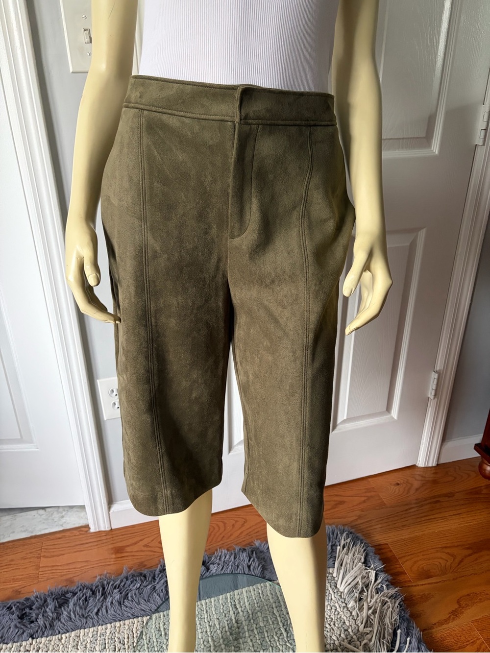 Suede-Look Olive Green Women’s Bermuda/ Size Small